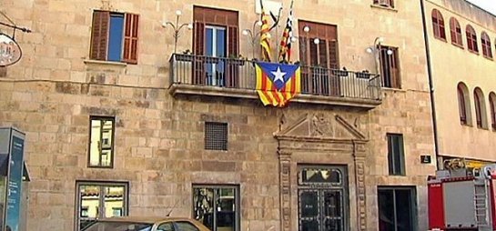 La Junta Electoral ordena retirar banderas independentistas catalanas de los edificios públicos