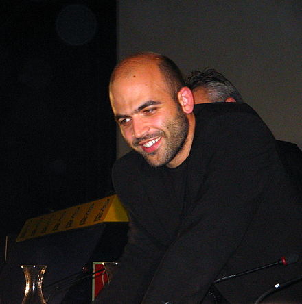 El escritor Roberto Saviano regresa 8 años después a la ciudad vinculada a la mafia
