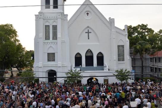 Cientos de personas rinden homenaje a las víctimas de Charleston