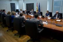 España afronta con «serenidad» y «solvencia» la crisis de Grecia