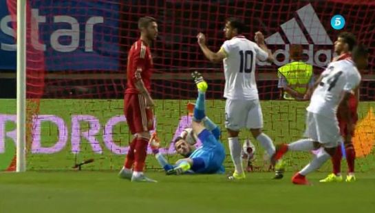 España sólo gana por la mínima a Costa Rica gracias a un partidazo de Keylor Navas (2-1)