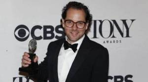 El director Sam Gold recoge el galardón a mejor dirección de musical por ’Fun Home’ en la 96 edición de los premios Tony de teatro en Nueva York.