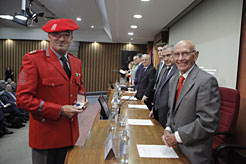 El Inspector de la Policía Foral Antonio García Malumbres recibe la Medalla de Honor de la Carretera  