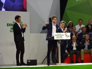 Gorka Urtaran durante un mitin en La Casilla