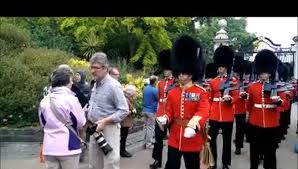 La Guardia Real británica arrolla a un turista que se interpuso en su camino
