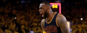 LeBron James de los Cleveland Cavaliers celebra la victoria en la prórroga sobre los Golden State Warriors en el segundo partido de las Finales de la NBA / nba.com