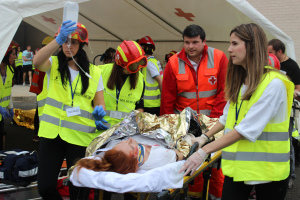 El simulacro del hundimiento de la grada de la UPNA afecta a 40 personas