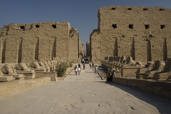 Atentado con bomba cerca del turístico templo de Karnak en Luxor