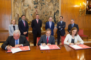 La Universidad de Navarra firma un convenio con Caja Rural 