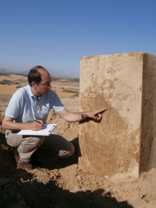 Nuevo hallazgo en Los Bañales: un pedestal dedicado a Lucio César, nieto del emperador Augusto
