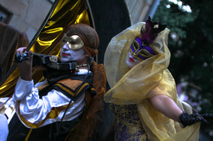 San Fermín 2015: Mañana 13 de julio máscaras venecianas y zancos en 'Paseando' en Carlos III
