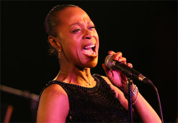El ciclo ‘Jazzfermín’ presenta hoy jueves en Sarasate a la cantante norteamericana Sylvia Howard