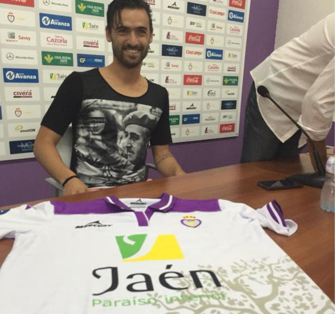 Nuno Silva, fichaje del Real Jaén, acude a su presentación con una camiseta de Franco