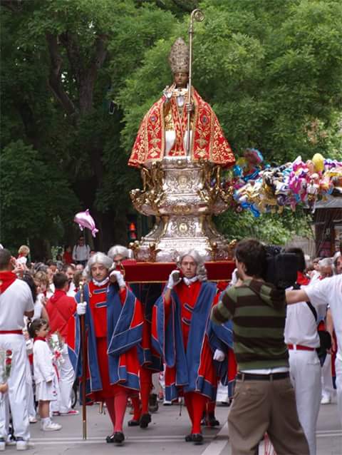 Los pamploneses acompañan a San Fermín en la Procesión del Día Grande de las fiestas