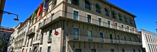 El Ayuntamiento repondrá a la mayor brevedad las dos banderas robadas de los mástiles exteriores del Archivo Municipal