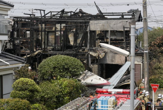 Mueren tres personas tras estrellarse un aeroplano en una zona residencial de Tokio