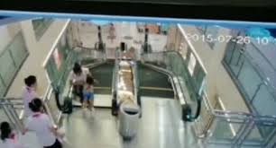 Conmoción en China por la madre que salva a su hijo antes de morir en una escalera mecánica