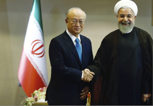 Yukiya Amano, director general del OIEA, junto al presidente iraní hasán Rohani