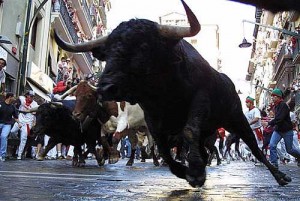 El primer encierro de San Fermín, rápido y peligroso, se salda con un herido por asta de toro 