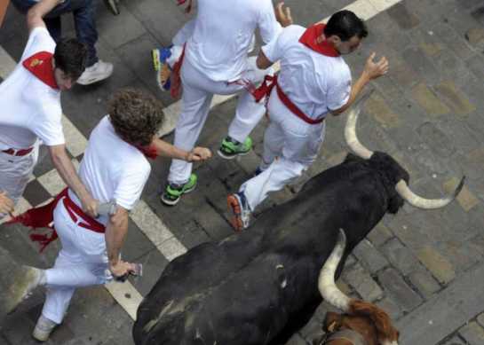 Sexto encierro de San Fermín 2015 rápido y limpio con una manada rota en dos desde el principio