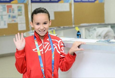 Una niña de 10 años compite en los Mundiales de Natación