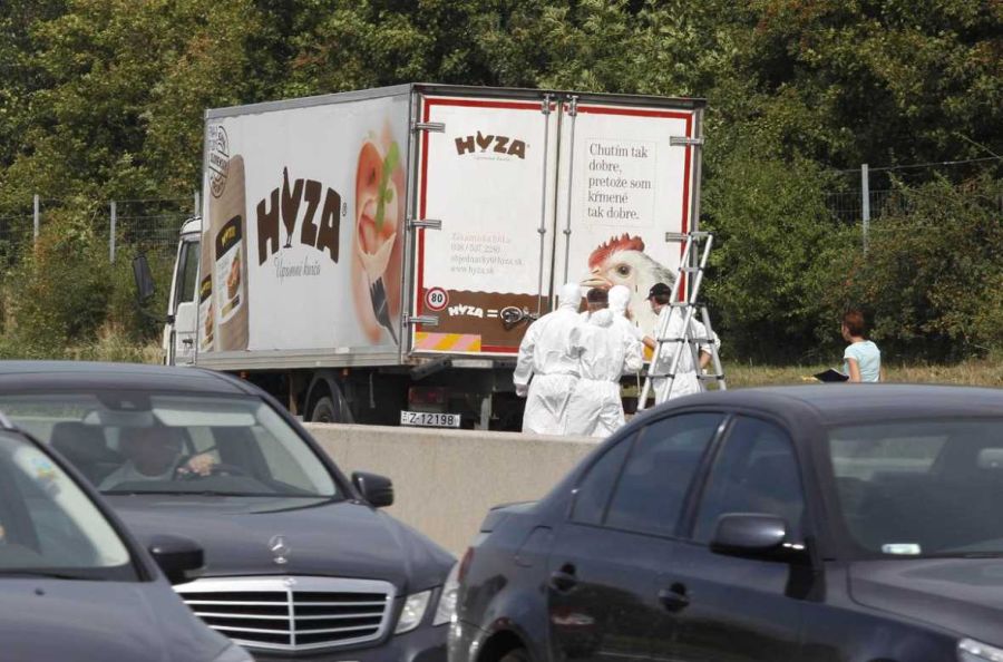 Hallan muertos a decenas de refugiados en un camión en Austria