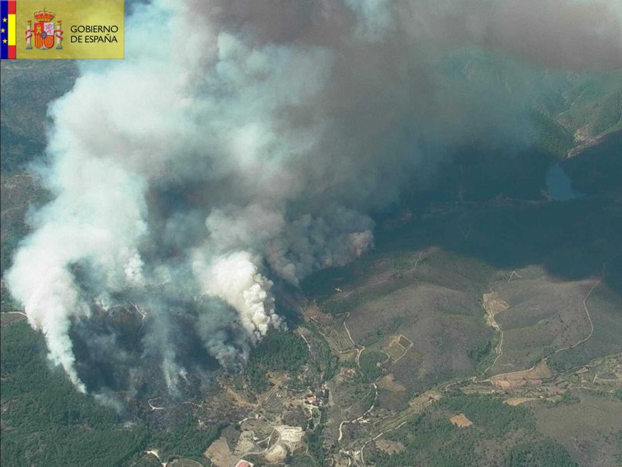 Un incendio en la sierra de Gata, en Cáceres, obliga a desalojar a 1.400 vecinos de dos pueblos