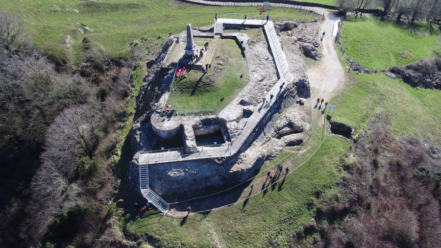 Diez años de excavaciones han permitido descubrir las dimensiones y características del castillo de Amaiur