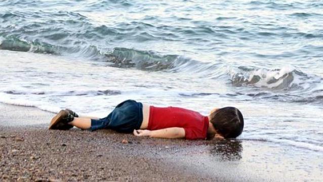 Una cruda foto de un niño refugiado muerto conmueve a Europa