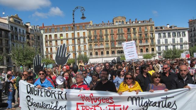 Cientos de personas se manifiestan en Pamplona en protesta por la crisis de refugiados en Europa