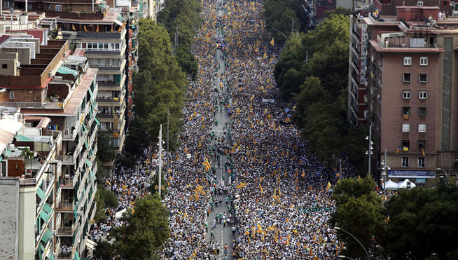 Cientos de miles de personas salen a la calle en la Diada para reclamar la independencia en el primer día de campaña electoral
