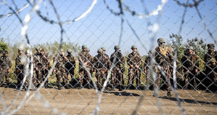 Hungría autoriza que el Ejército emplee armas no letales para proteger la frontera