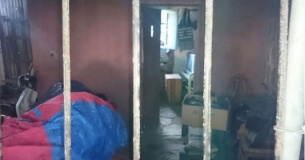 Encierra en una jaula a su mujer y su hijo autista adicto a la gasolina durante 6 años