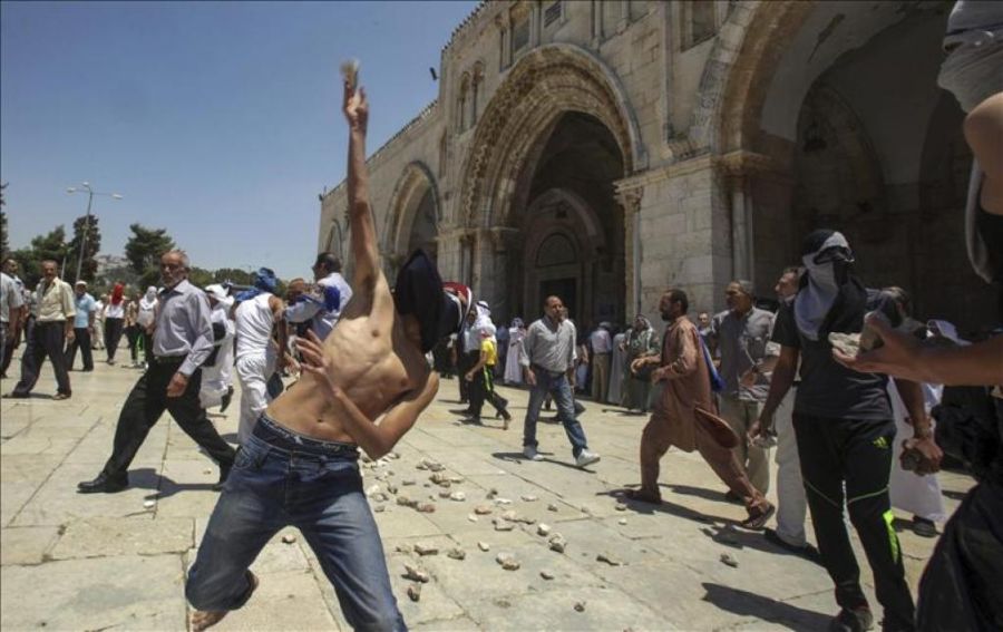 La Policía israelí vuelve a entrar en la Explanada de las Mezquitas y se enfrenta con jóvenes palestinos