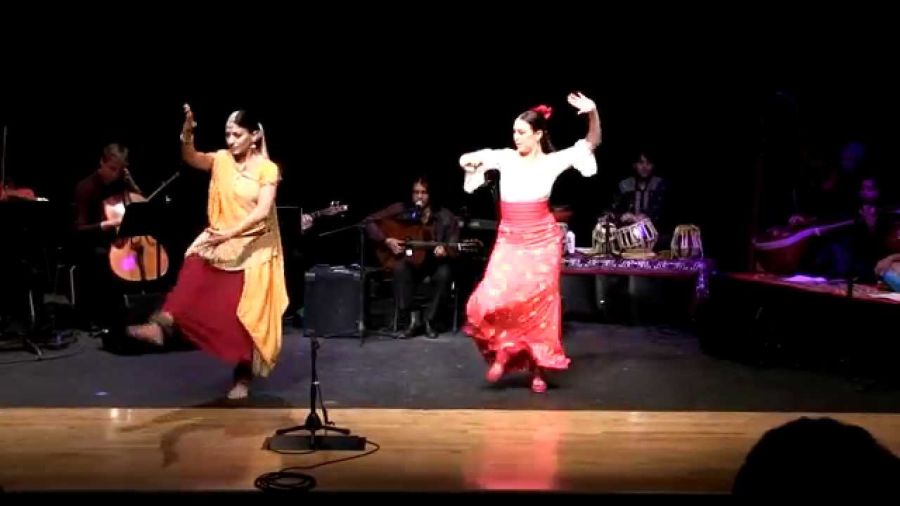 Carlos Saura insinúa el parentesco entre India y el cante y baile flamencos