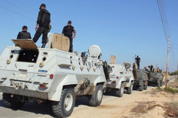 Al menos 55 supuestos terroristas y dos soldados egipcios mueren en enfrentamientos en el Sinaí
