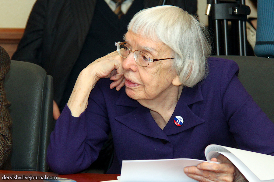 La activista rusa de Derechos Humanos Ludmila Alexeeva recibe el premio Václav Havel 2015