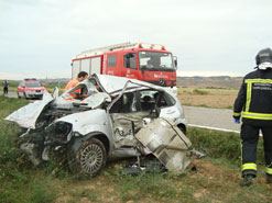 Una mujer de 50 años, herida muy grave al colisionar el coche que conducía con un camión en Miranda de Arga