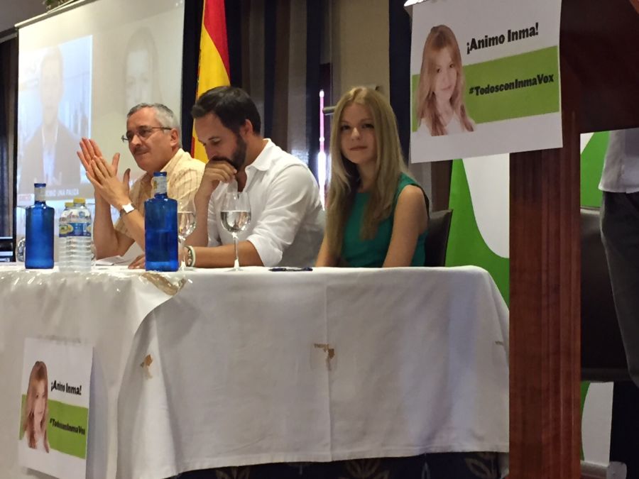 Inma Sequí (VOX) arropada en Cuenca tras la agresión sufrida