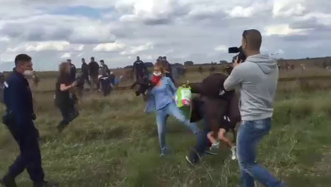 Despiden a una periodista húngara por dar patadas a refugiados que huían de la policía