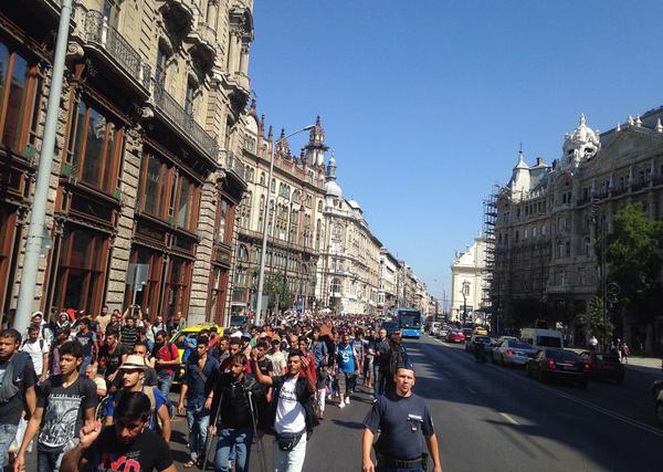Miles de refugiados inician una marcha a pie desde Budapest hasta Austria