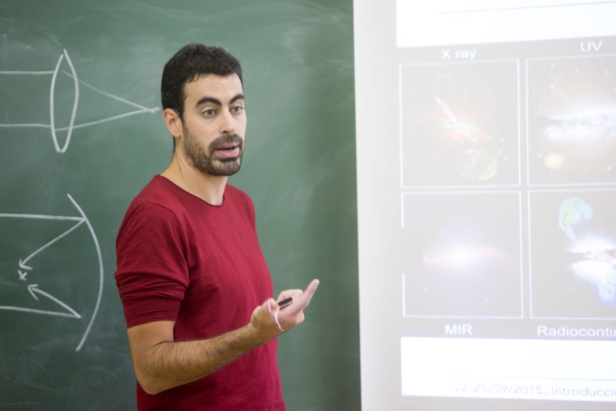 Casi 30 personas participan en el curso de verano de 'radioastronomía' de la UPNA en el Planetario