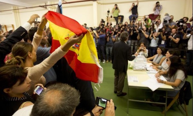 27 S: Militantes de VOX ondean la bandera española ante Mas