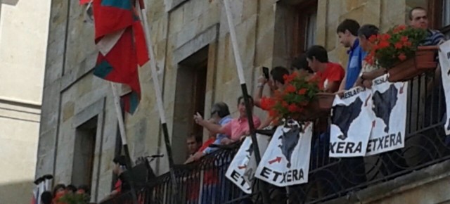 El PPN presenta una moción en Etxarri-Aranatz para prohibir los carteles de presos de ETA en edificios municipales