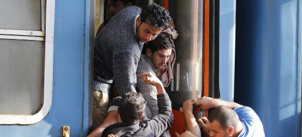 La Policía húngara obliga a bajar del tren a los refugiados que se dirigían a Austria