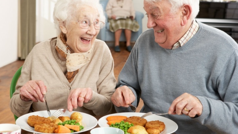 Cenar después de las 21 horas produce somnolencia diurna en la tercera edad