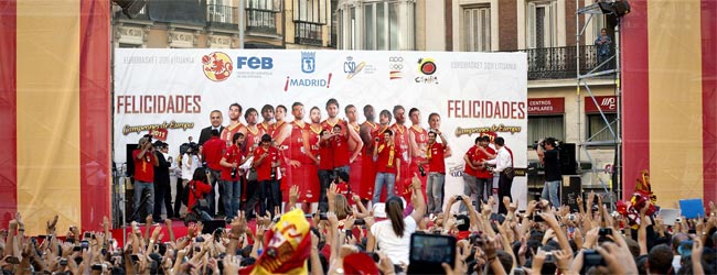 Miles de aficionados vibran con los campeones de Europa en Madrid
