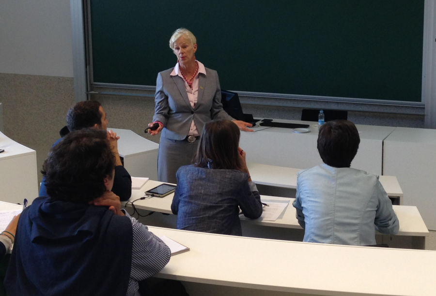 Katherine Pettus imparte un seminario en la Universidad de Navarra