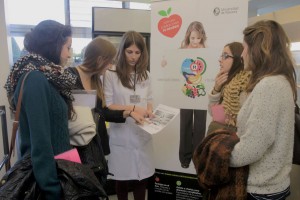 Alumna de Nutrición asesorando estudiantes