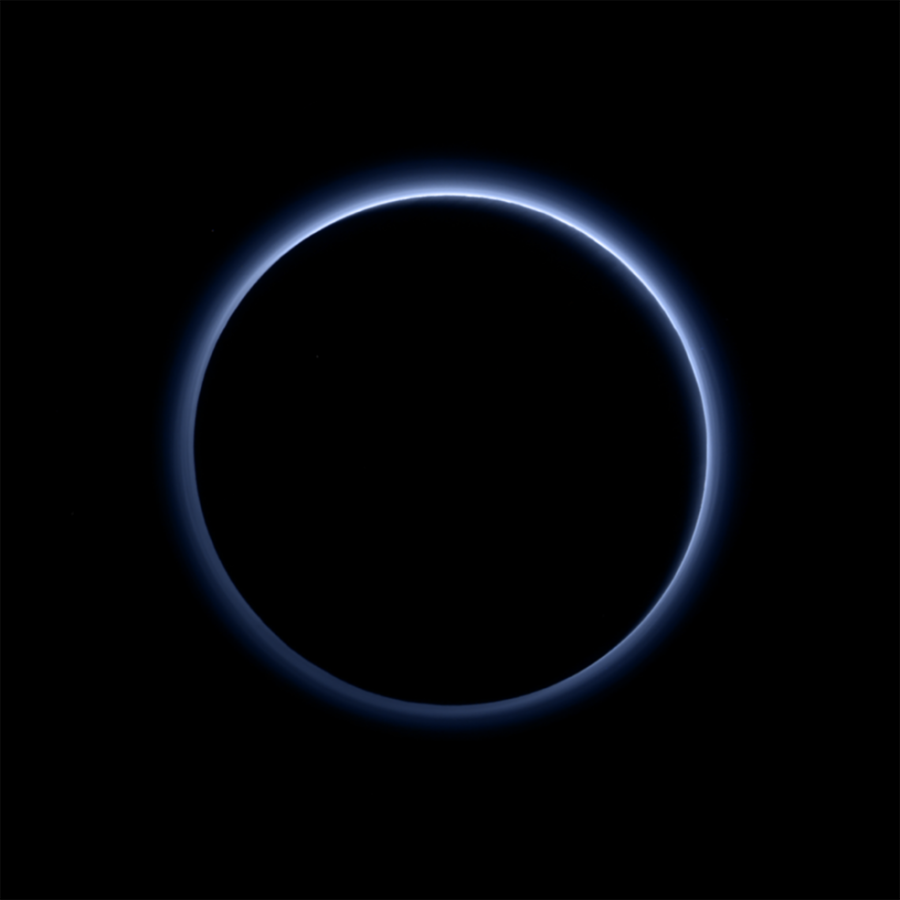 La NASA revela que Plutón tiene el cielo azul y agua congelada